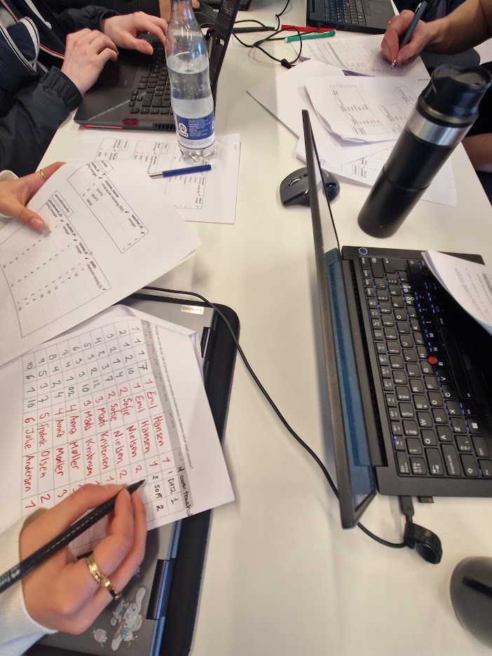 Studerende laver analoge joins